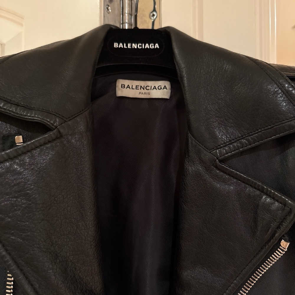 Balenciaga Women's Sleek Black Leather Jacket - Picture 2 of 8